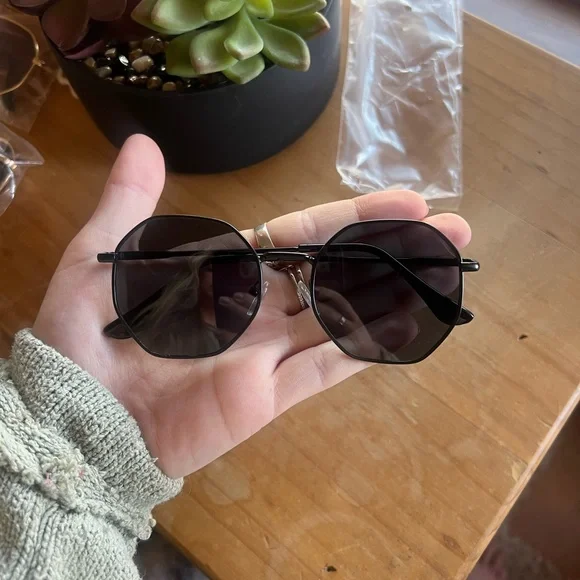 Stylish Black Aviator Sunglasses - Picture 5 of 7